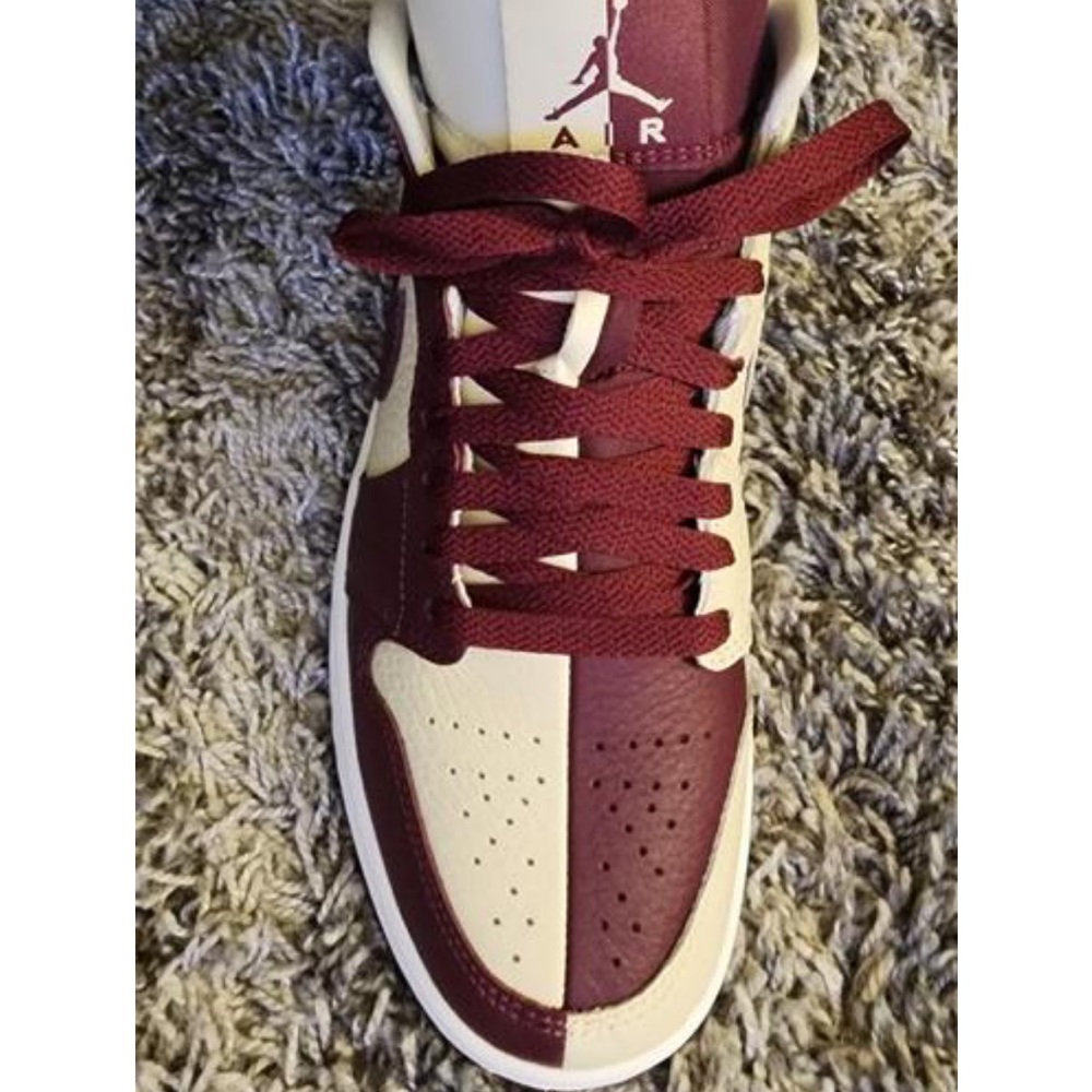 NEW Women’s Air Jordan 1 Mid SE
Shoes - Picture 13 of 17